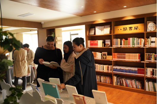 鼓嶺情緣跨山海<div>第二場“八閩書房”公共閱讀新空間</div><div>“一卷閱八閩”主題宣傳活動(dòng)在嶺里沐里山居舉辦</div>